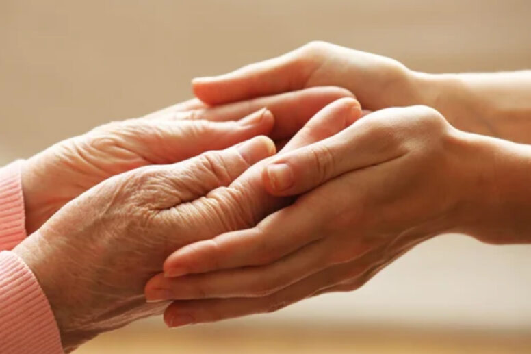Massage senior par Félicita Rose Massothérapeute à domicile à Monaco et ses environs, Roquebrune Cap Martin, Cap d'Ail et Menton.