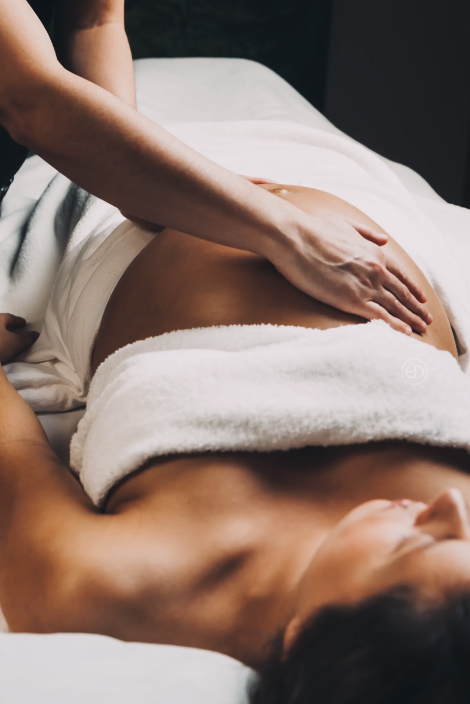Massage prénatal à domicile à Monaco par Félicita Rose Massothérapeute — soin doux et sécurisant pour femmes enceintes.