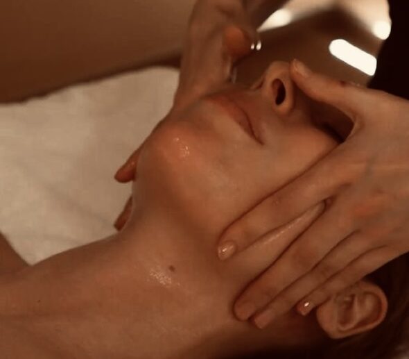 massage liftant visage, Félicita Rose Massothérapeute à domicile à Monaco et ses environs, Roquebrune Cap Martin, Cap d'Ail, Menton.